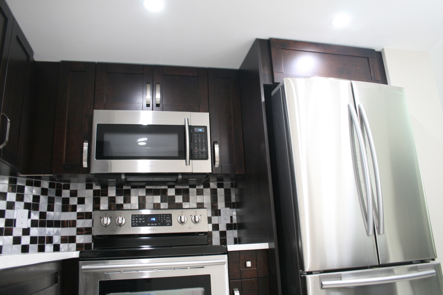 Shaker Kitchen Cabinets & Stainless Steel Appliances