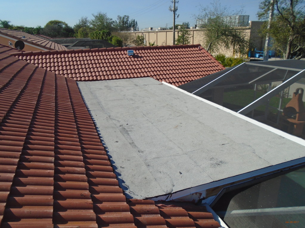 Installed roof tile and flat roof