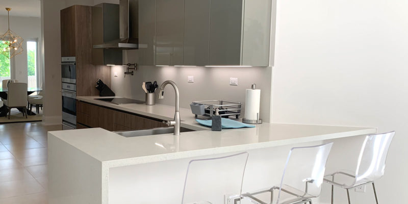 Waterfall edge countertop made of quartz