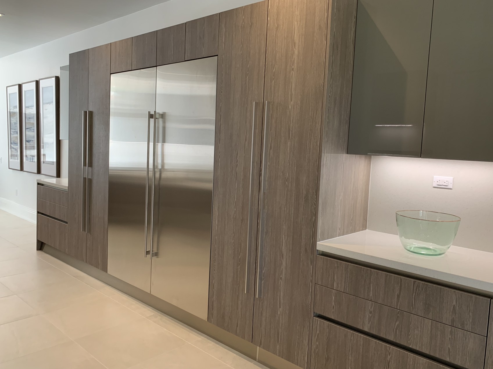 Wood grain & high-gloss kitchen cabinets with Sub-Zero refrigerator